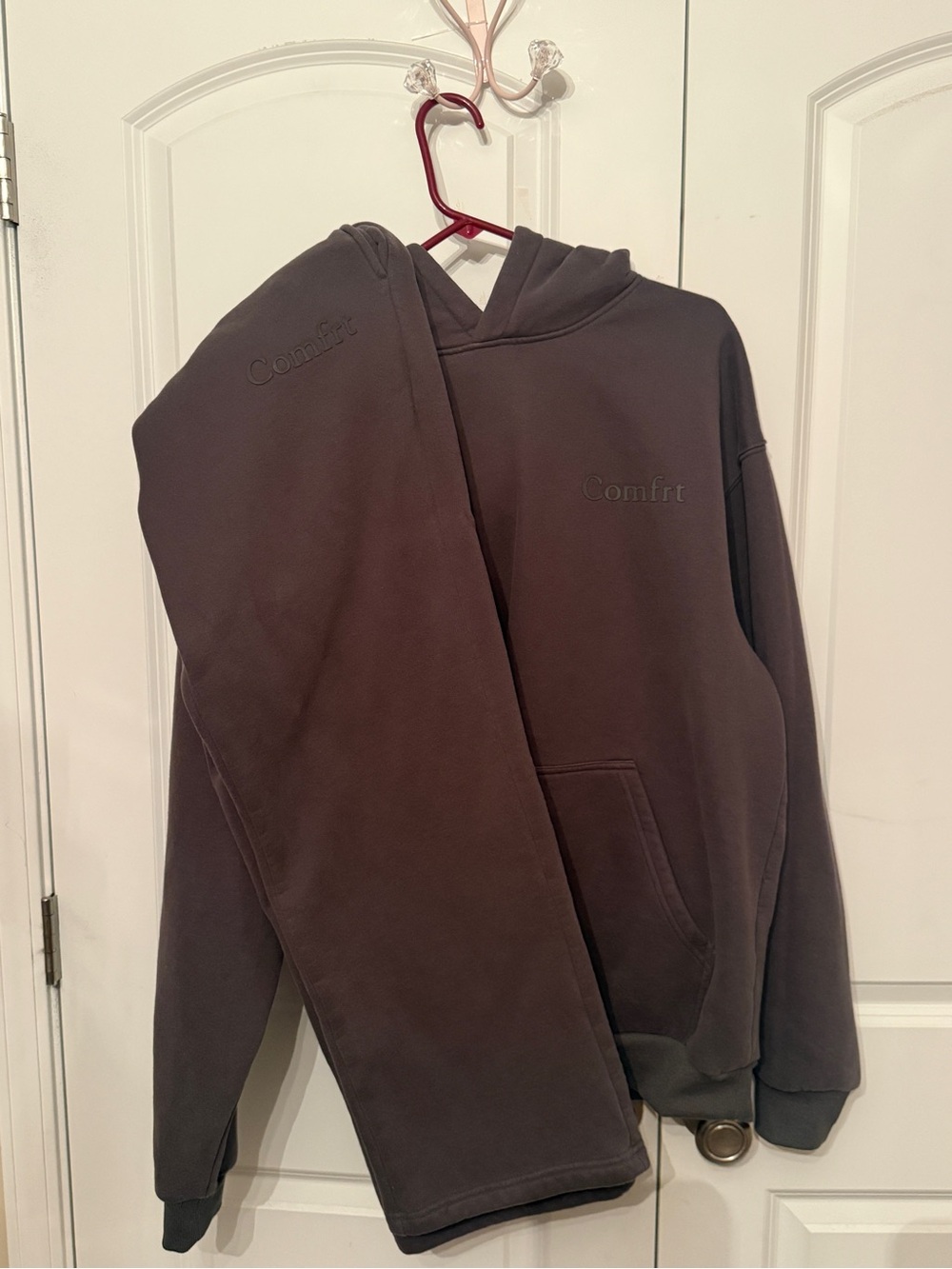 COMFRT SET - HOODIE AND SWEATPANTS